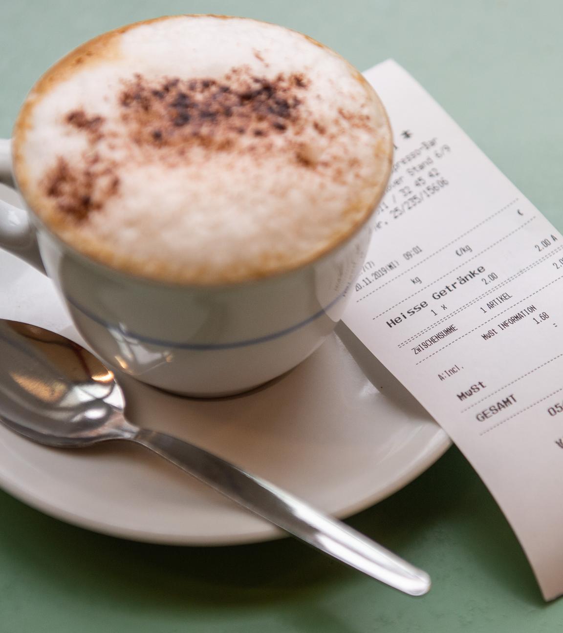 Eine Rechnung neben einem Kaffee