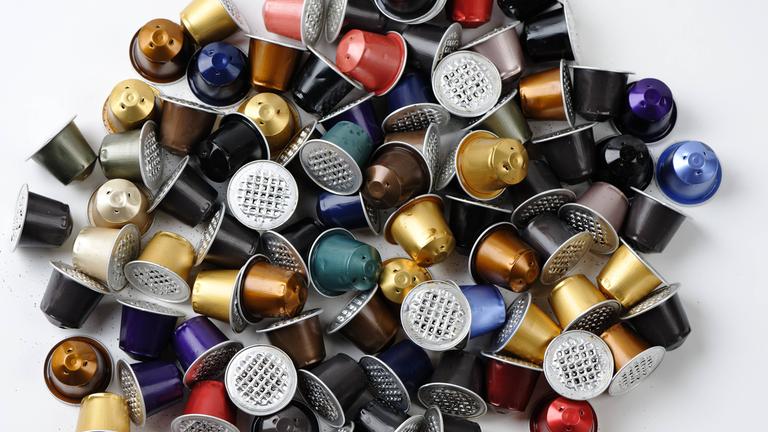 Leere, verbrauchte Kaffeekapseln auf einem Haufen