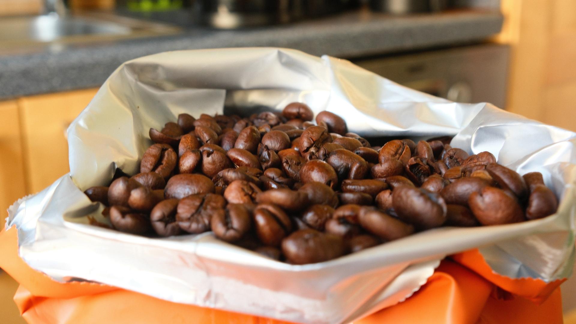 Kaffeebohnen liegen in einer Küche in einer Tüte.