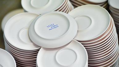 Symbolbild: In der Kahla/Thüringen Porzellan GmbH sind Untertassen mit dem Logo des Unternehmens zu sehen.