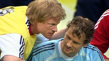 Oliver Kahn (l.) spricht Jens Lehmann im Viertelfinale der WM 2006 Mut zu.