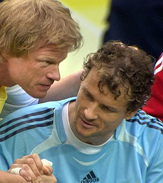Oliver Kahn (l.) spricht Jens Lehmann im Viertelfinale der WM 2006 Mut zu.