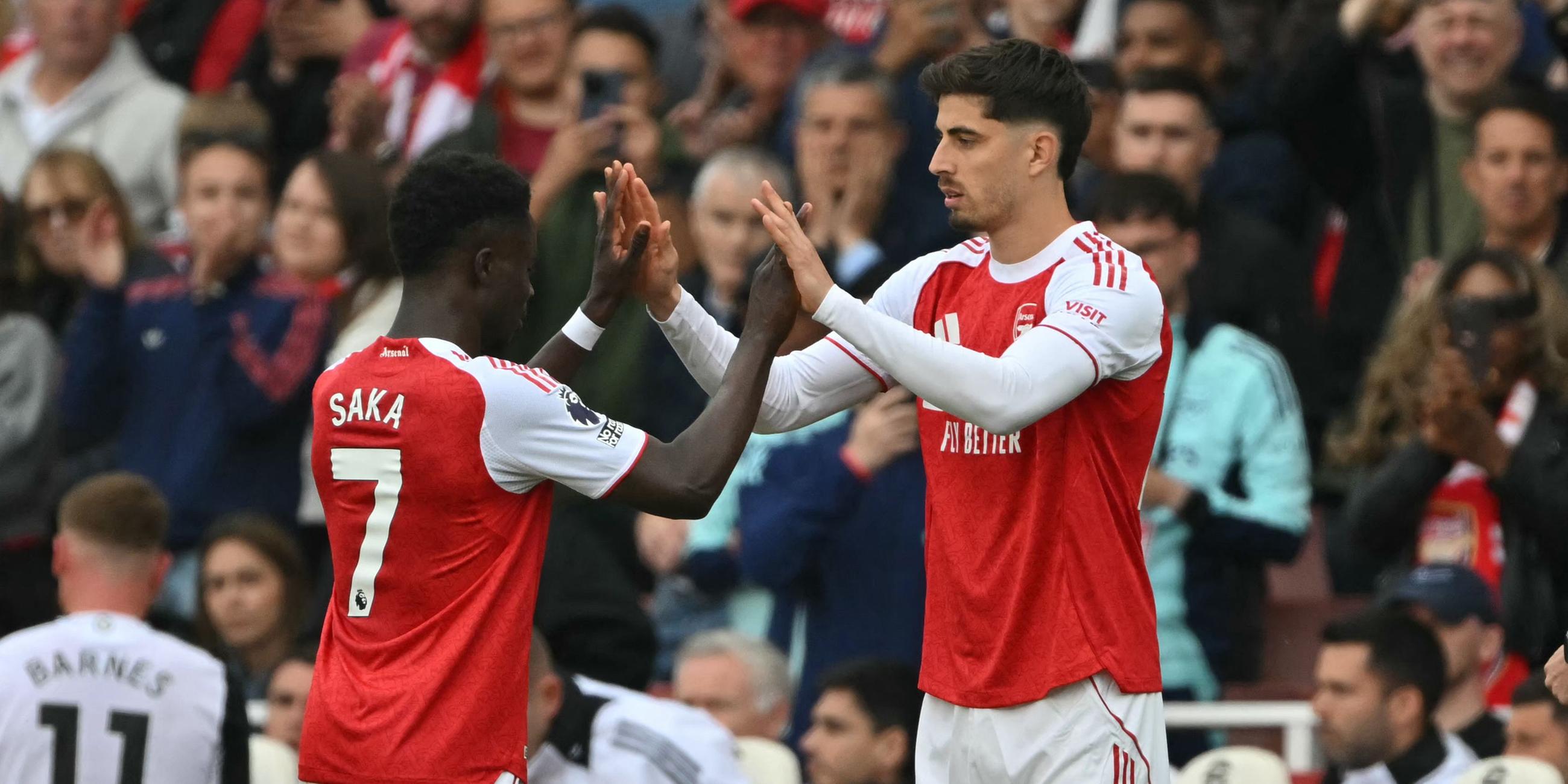 Arsenals deutscher Mittelfeldspieler #29 Kai Havertz (R) kommt für Arsenals englischen Mittelfeldspieler #07 Bukayo Saka (L).
