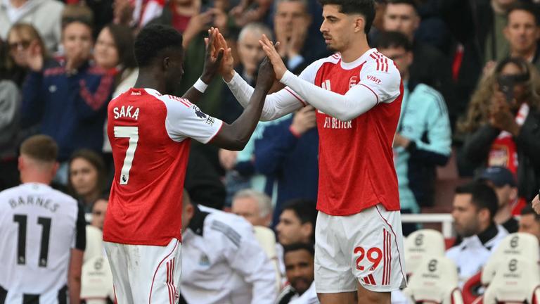 Arsenals deutscher Mittelfeldspieler #29 Kai Havertz (R) kommt für Arsenals englischen Mittelfeldspieler #07 Bukayo Saka (L).