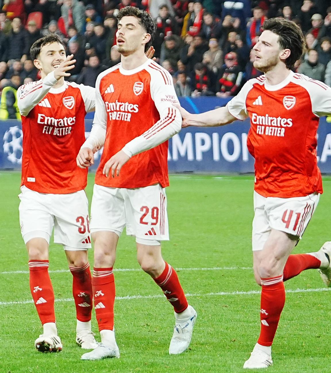 Kai Havertz (Mitte) wird im Spiel gegen Bayer Leverkusen von Mitspielern für sein Tor gefeiert.