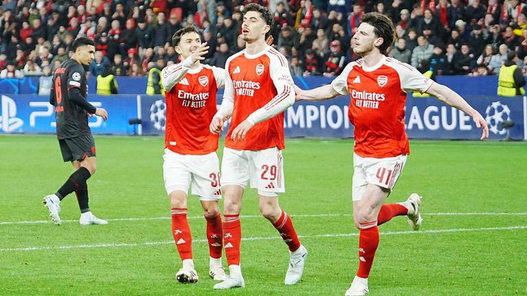 Kai Havertz (Mitte) wird im Spiel gegen Bayer Leverkusen von Mitspielern für sein Tor gefeiert.