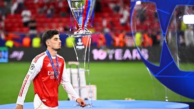 Kai Havertz (FC Arsenal) geht bei der Siegerehrung an der Champions League Trophäe vorbei.