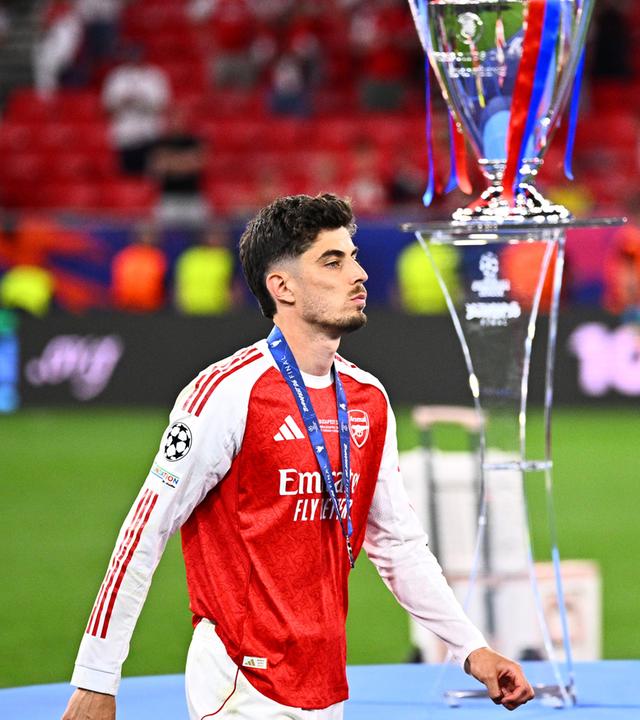 Kai Havertz (FC Arsenal) geht bei der Siegerehrung an der Champions League Trophäe vorbei.