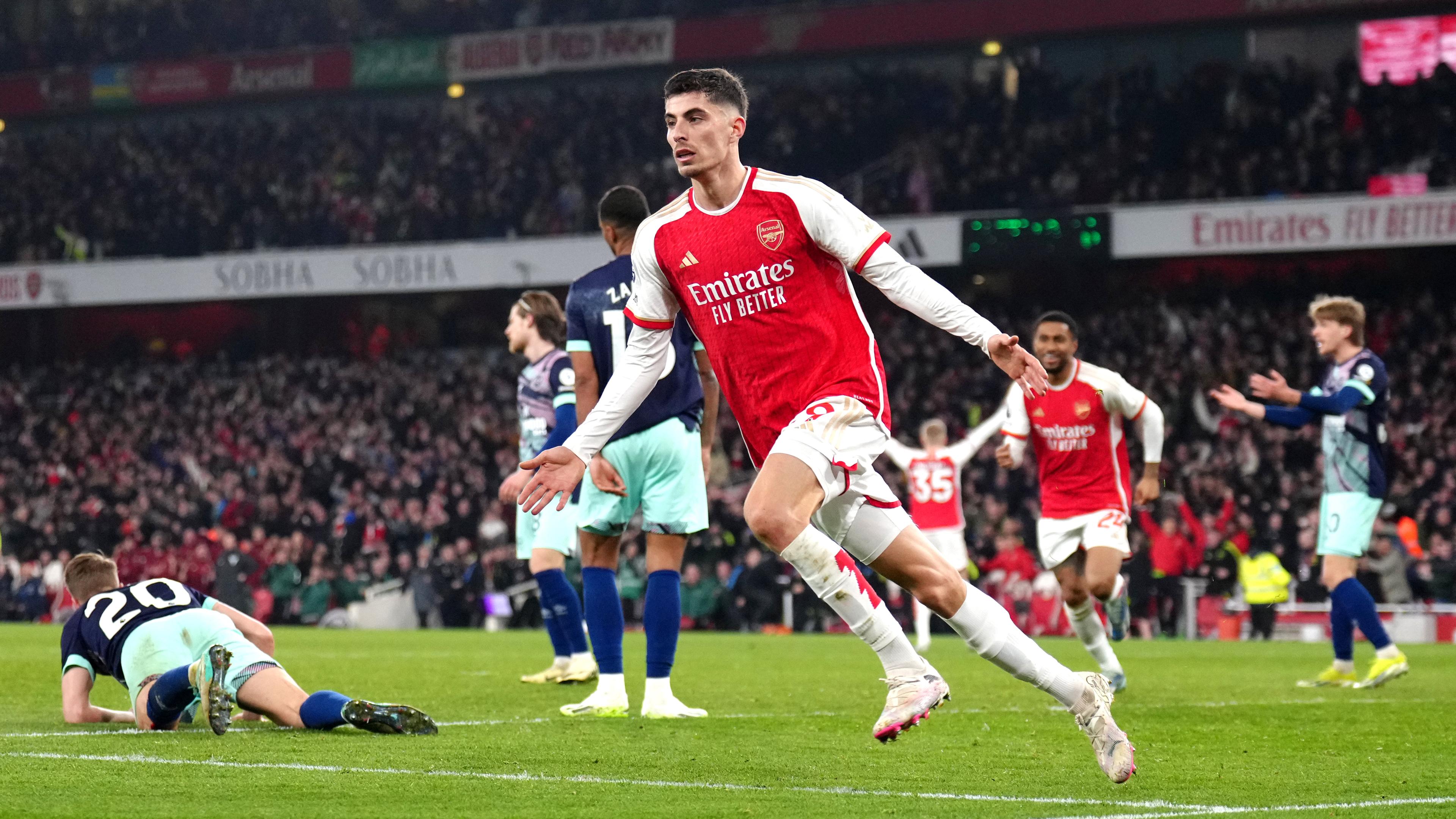 Kai Havertz, im Trikot des FC Arsenals, feiert ein Tor. Im Hintergrund sind die Spieler des FC Brentford ratlos