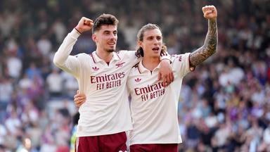 Fußballer Kai Havertz (l) und Riccardo Calafiori vom FC Arsenal jubeln nach dem Spiel am 24.05.2026 in London, Großbritannien.