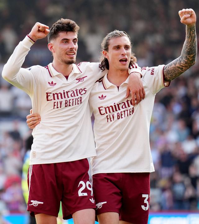 Fußballer Kai Havertz (l) und Riccardo Calafiori vom FC Arsenal jubeln nach dem Spiel am 24.05.2026 in London, Großbritannien.