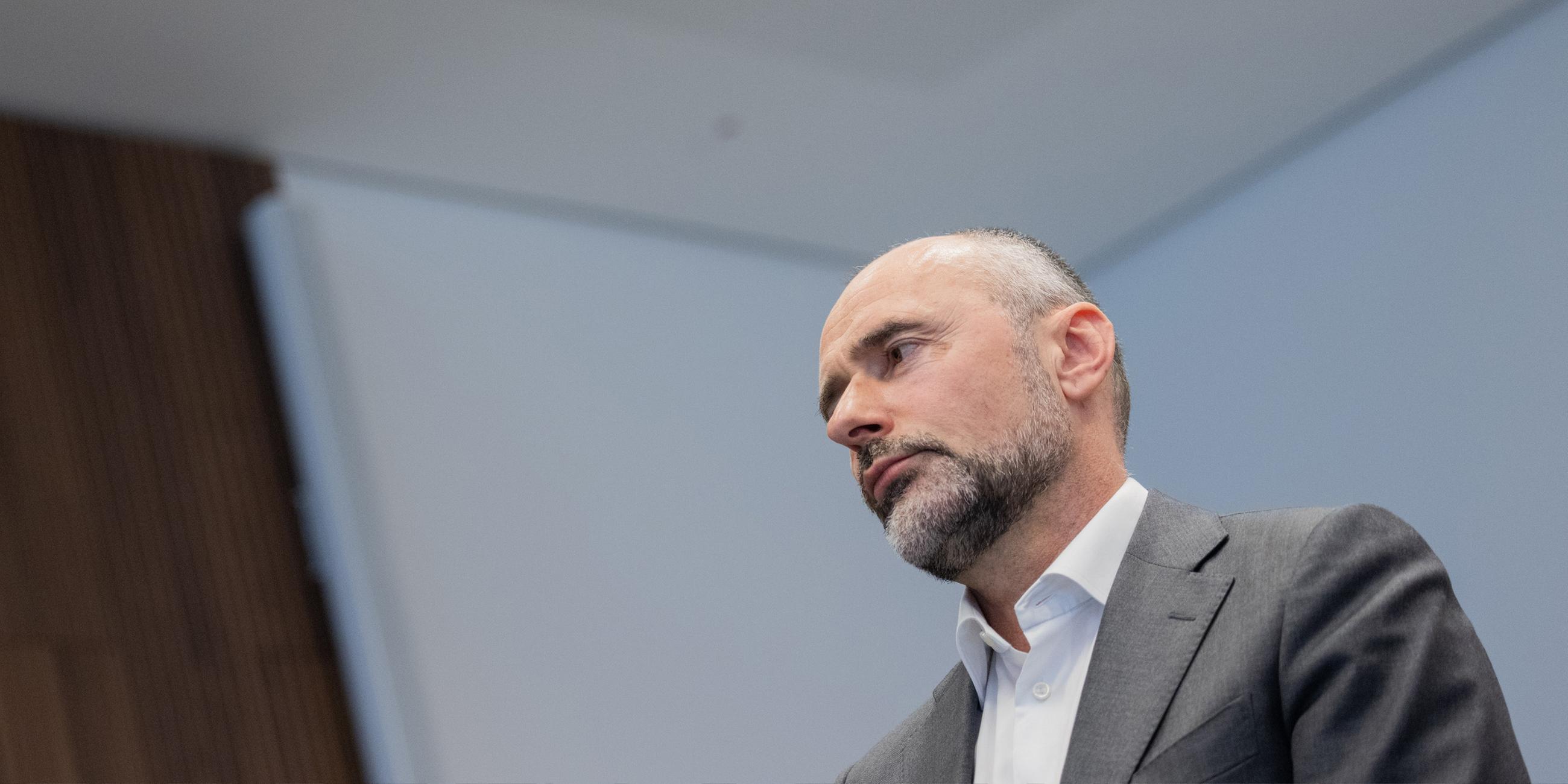Der angeklagte Rechtsanwalt Kai-Uwe Steck sitzt im Gerichtssaal der Außenstelle des Landgerichts Bonn Siegburg aufgenommen am 