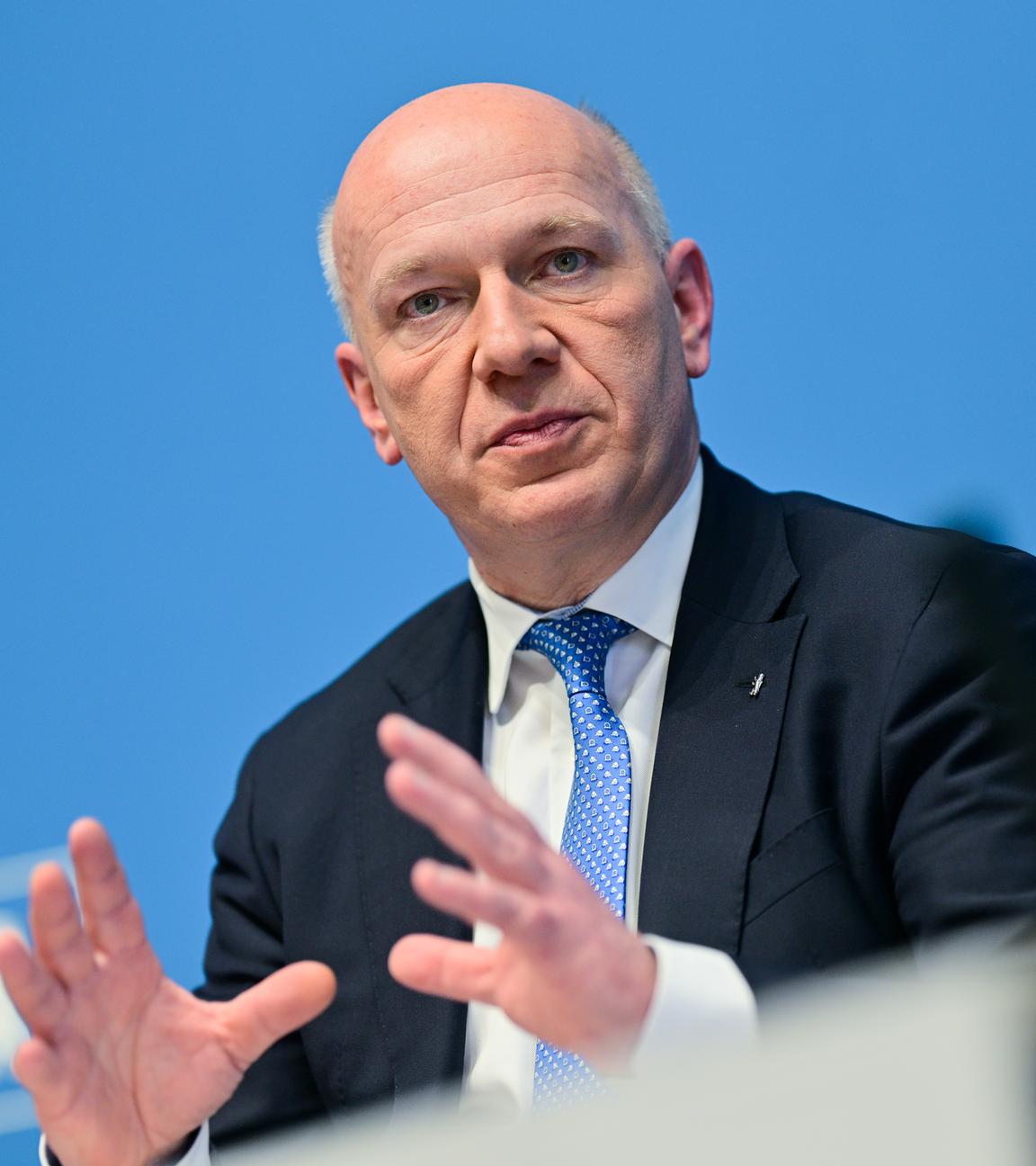 Berlin: Kai Wegner (CDU), Regierender Bürgermeister von Berlin, spricht auf einer Pressekonferenz des Berliner Senats.