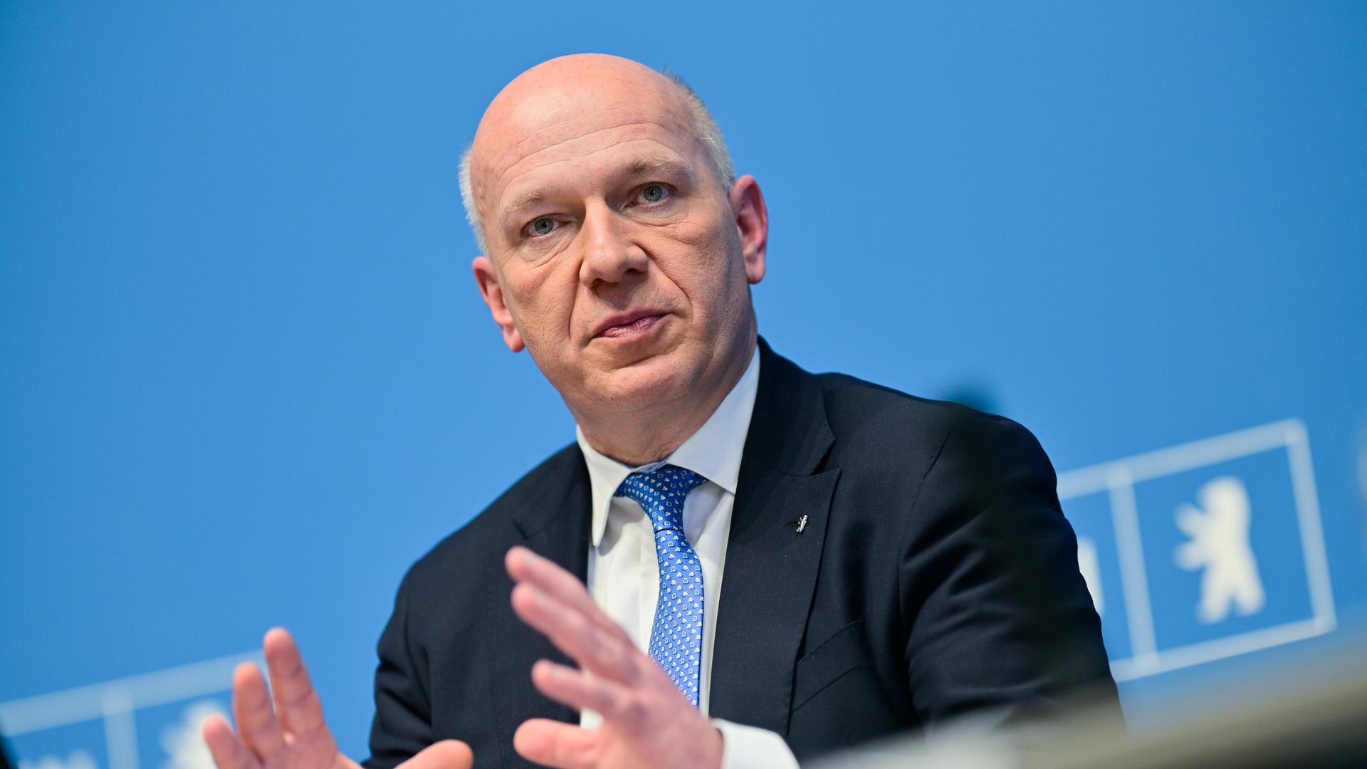 Berlin: Kai Wegner (CDU), Regierender Bürgermeister von Berlin, spricht auf einer Pressekonferenz des Berliner Senats.