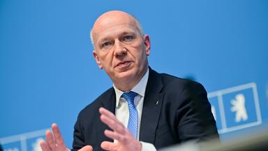Berlin: Kai Wegner (CDU), Regierender Bürgermeister von Berlin, spricht auf einer Pressekonferenz des Berliner Senats.