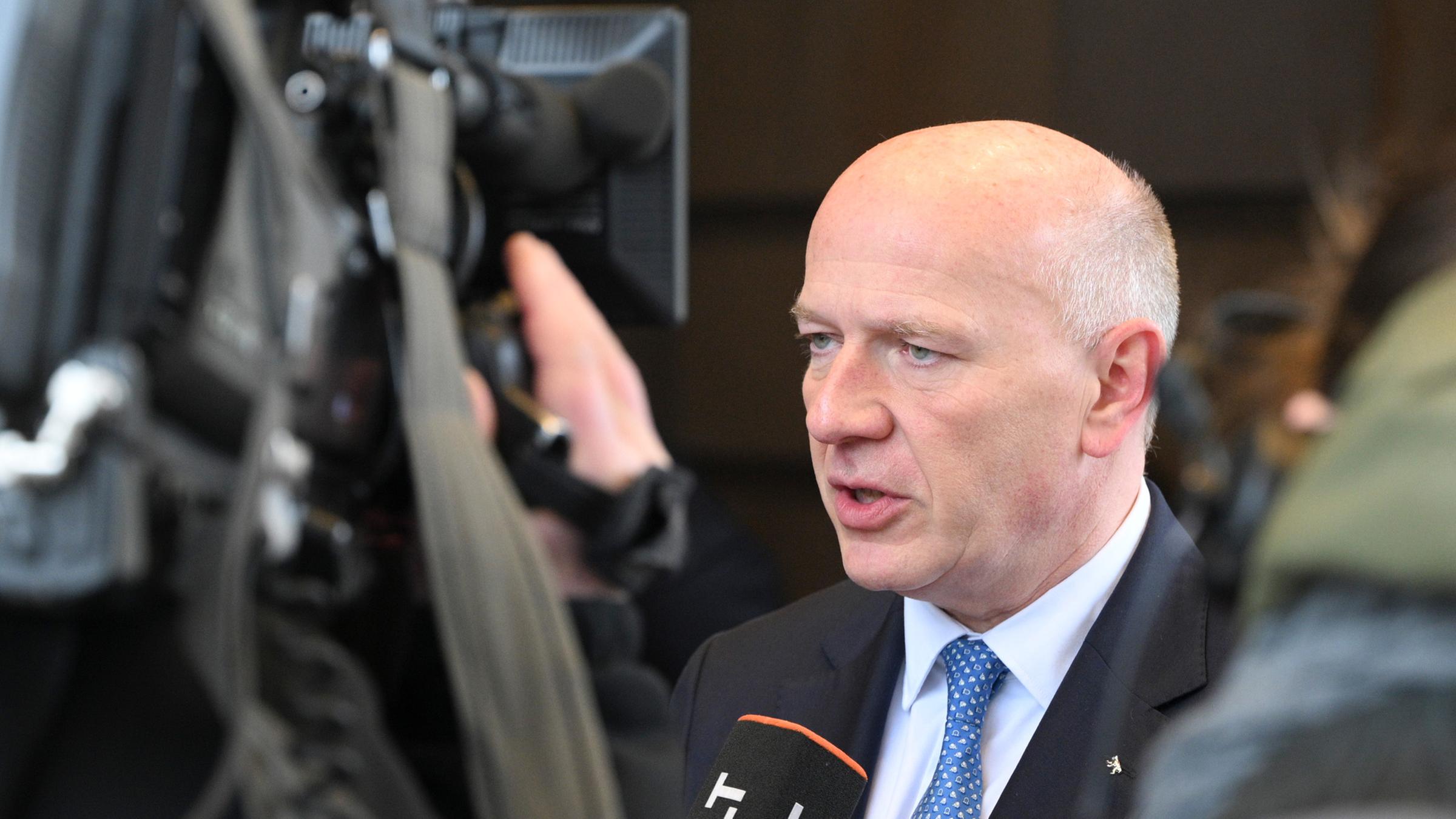 Kai Wegner (CDU) gibt vor dem Berliner Hotel Adlon ein Pressestatement ab. 