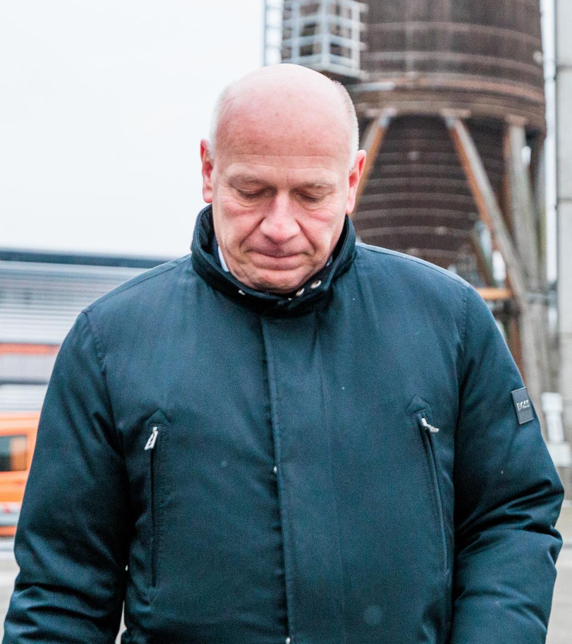 Kai Wegner (CDU), Regierender Bürgermeister von Berlin, geht am 02.02.2026 auf dem Betriebsgelände der BSR im Berliner Stadtteil Friedrichshain an Streugut-Silos und Winterräumfahrzeugen vorbei. 