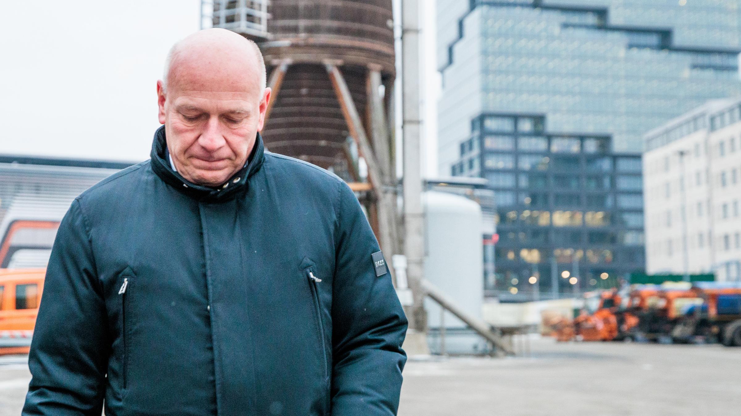 Kai Wegner (CDU), Regierender Bürgermeister von Berlin, geht am 02.02.2026 auf dem Betriebsgelände der BSR im Berliner Stadtteil Friedrichshain an Streugut-Silos und Winterräumfahrzeugen vorbei. 