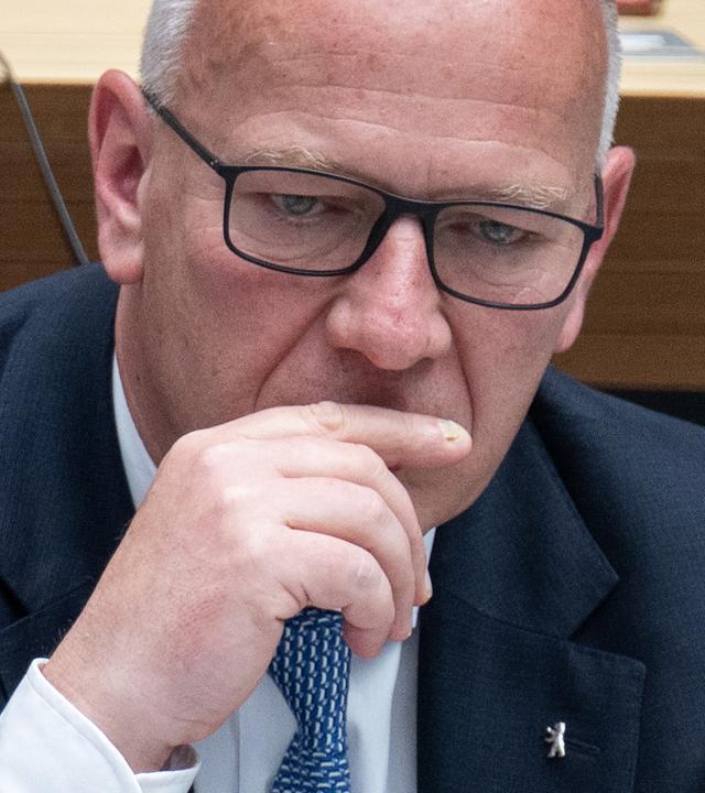 Der Regierende Bürgermeister von Berlin, Kai Wegner (CDU), nimmt an der 88. Plenarsitzung im Berliner Abgeordnetenhaus teil.