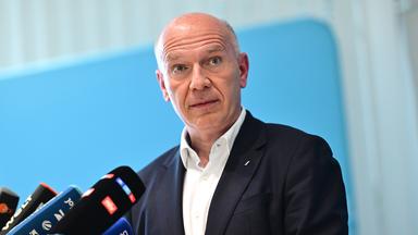 Berlins Regierender Bürgermeister Kai Wegner (CDU) spricht am 10.07.2026 bei einem Pressetermin der CDU-Berlin, bei dem er bekannt gibt, nicht mehr als CDU-Spitzenkandidat für die Abgeordnetenhauswahl im September anzutreten. 