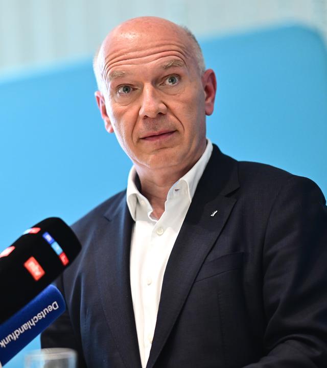 Berlins Regierender Bürgermeister Kai Wegner (CDU) spricht am 10.07.2026 bei einem Pressetermin der CDU-Berlin, bei dem er bekannt gibt, nicht mehr als CDU-Spitzenkandidat für die Abgeordnetenhauswahl im September anzutreten. 