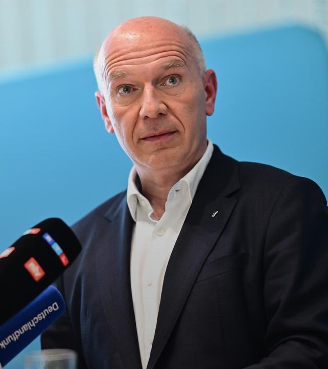 Berlins Regierender Bürgermeister Kai Wegner (CDU) spricht am 10.07.2026 bei einem Pressetermin der CDU-Berlin, bei dem er bekannt gibt, nicht mehr als CDU-Spitzenkandidat für die Abgeordnetenhauswahl im September anzutreten. 