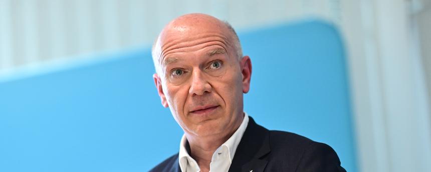 Berlins Regierender Bürgermeister Kai Wegner (CDU) spricht am 10.07.2026 bei einem Pressetermin der CDU-Berlin, bei dem er bekannt gibt, nicht mehr als CDU-Spitzenkandidat für die Abgeordnetenhauswahl im September anzutreten. 