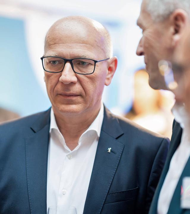 Kai Wegner unterhält sich während des 24. Berliner Hoffestes am Roten Rathaus am 07.07.2026 in Berlin.