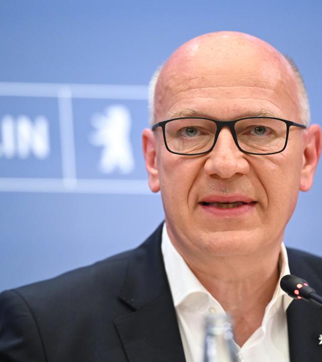 Kai Wegner spricht während einer Pressekonferenz.