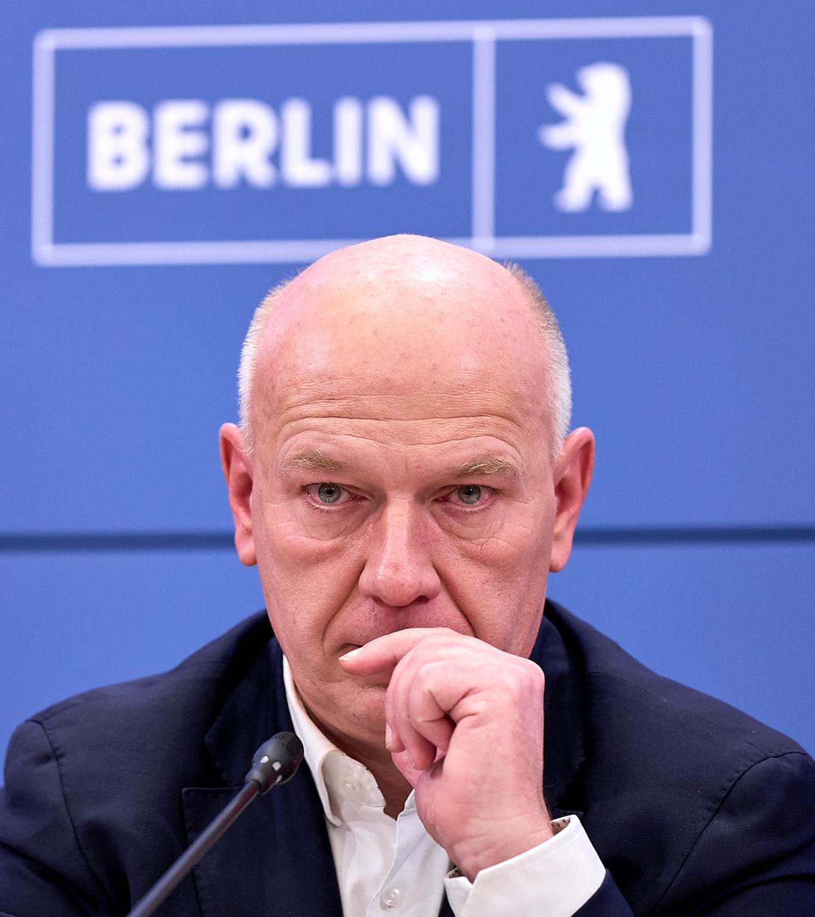 Kai Wegner bei der Pressekonferenz nach dem Stromausfall in Berlin Anfang Januar. Er schaut Kritisch und hat die Hand vor dem Mund.