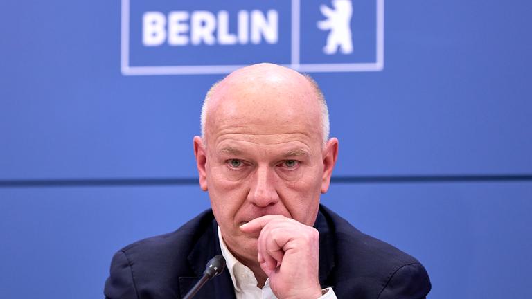 Kai Wegner bei der Pressekonferenz nach dem Stromausfall in Berlin Anfang Januar. Er schaut Kritisch und hat die Hand vor dem Mund.