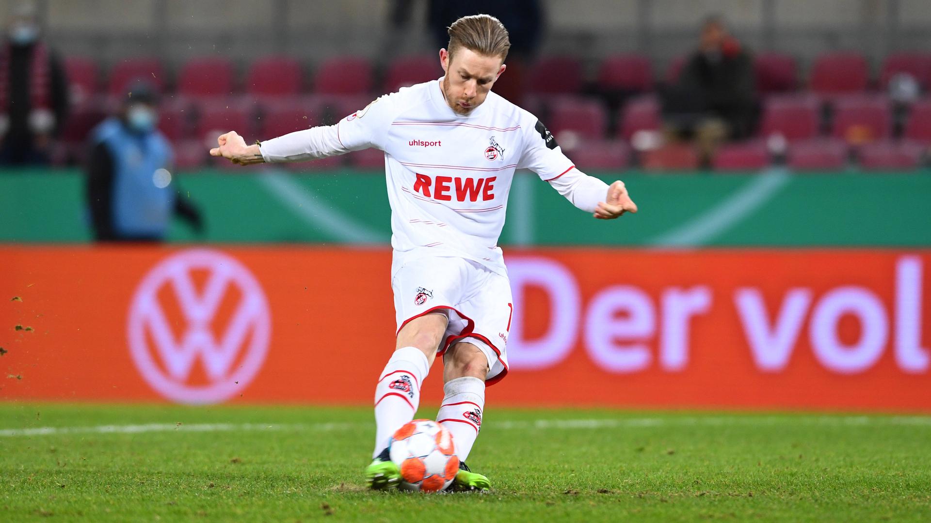 DFB-Pokal Achtelfinale 1. FC Köln - Hamburger SV: Florian Kainz (Köln) rutscht aus trifft den Ball mit beiden Füßen