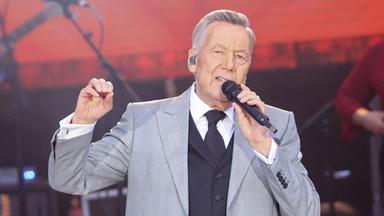 Schlager-Star Roland Kaiser auf der Bühne bei der Kaisermania in Dresden