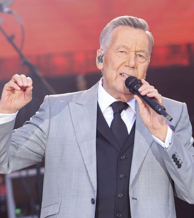 Schlager-Star Roland Kaiser auf der Bühne bei der Kaisermania in Dresden