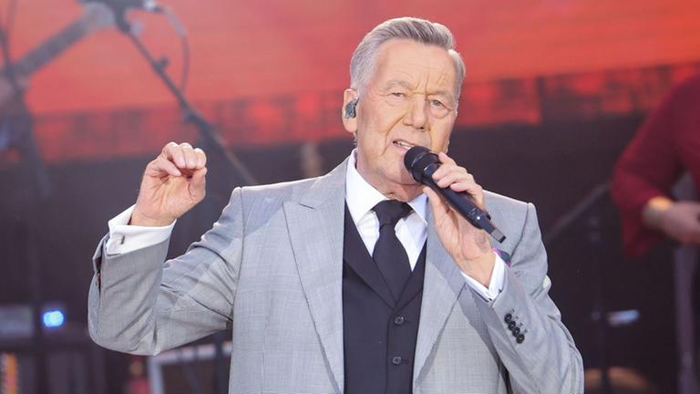 Schlager-Star Roland Kaiser auf der Bühne bei der Kaisermania in Dresden