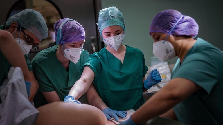 Kaiserschnittgeburt im Kreissaal der Frauenklinik des Uniklinikums in Essen
