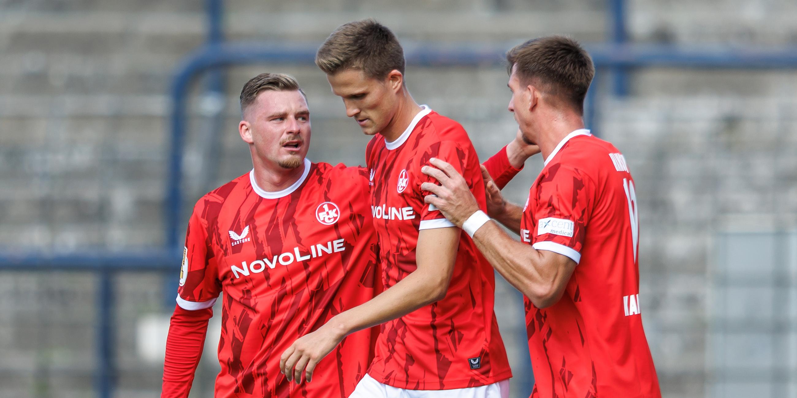 Fabian Kunze (M.) trifft im DFB-Pokalspiel gegen RSV Eintracht 1949 zum 1:0 und jubelt mit Marlon Ritter (l.) und Daniel Hanslik (r.) im Karl-Liebknecht-Stadion in Stahnsdorf.