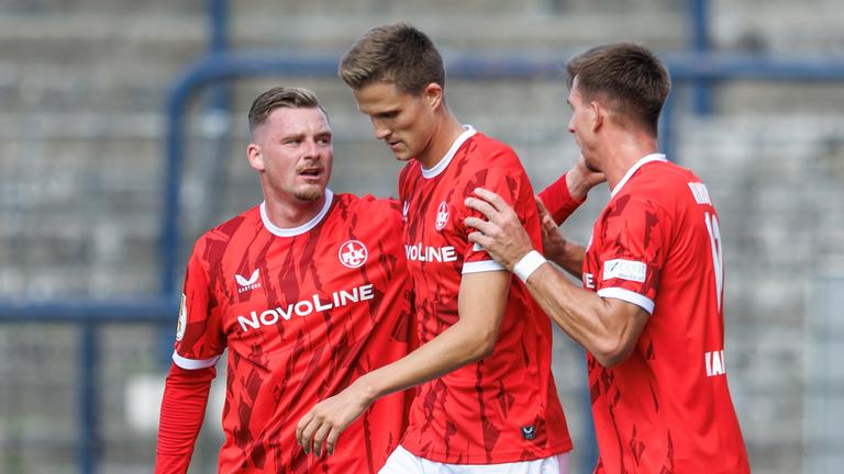 Fabian Kunze (M.) trifft im DFB-Pokalspiel gegen RSV Eintracht 1949 zum 1:0 und jubelt mit Marlon Ritter (l.) und Daniel Hanslik (r.) im Karl-Liebknecht-Stadion in Stahnsdorf.