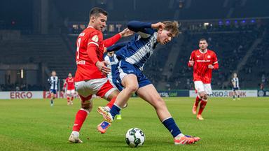 Ivan Prtajin (Kaiserslautern) und Kennet Eichhorn (Hertha BSC) kämpfen. 