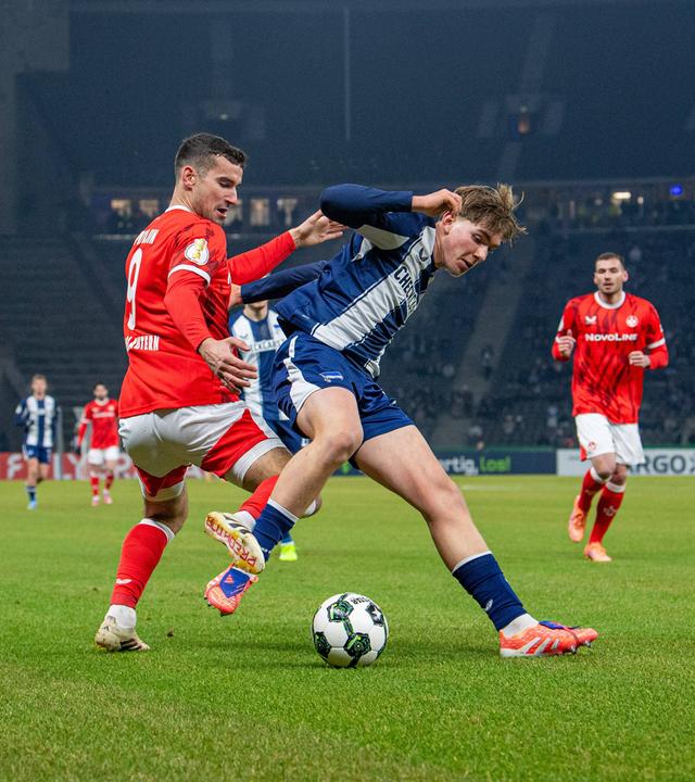 Ivan Prtajin (Kaiserslautern) und Kennet Eichhorn (Hertha BSC) kämpfen. 