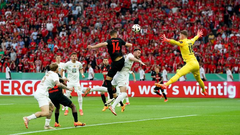 Kaiserslauterns Torhüter Julian Krahl versucht den Ball zu parieren.