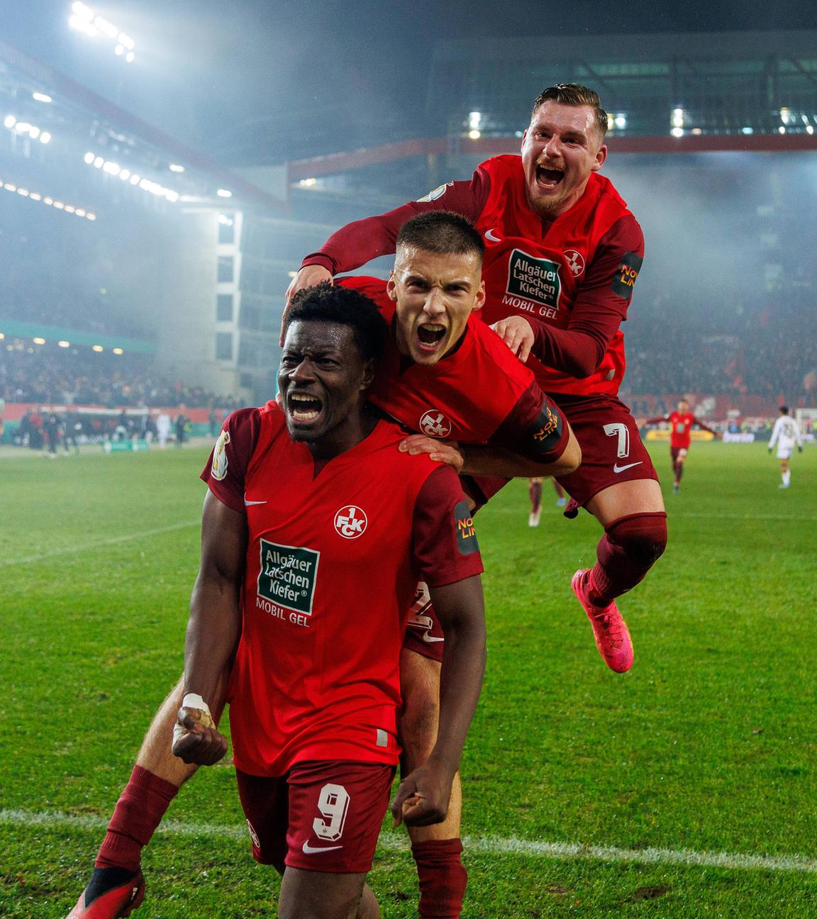 Torjubel zum 2:0 durch Ragnar Ache (1. FC Kaiserslautern) am 05.12.23.
