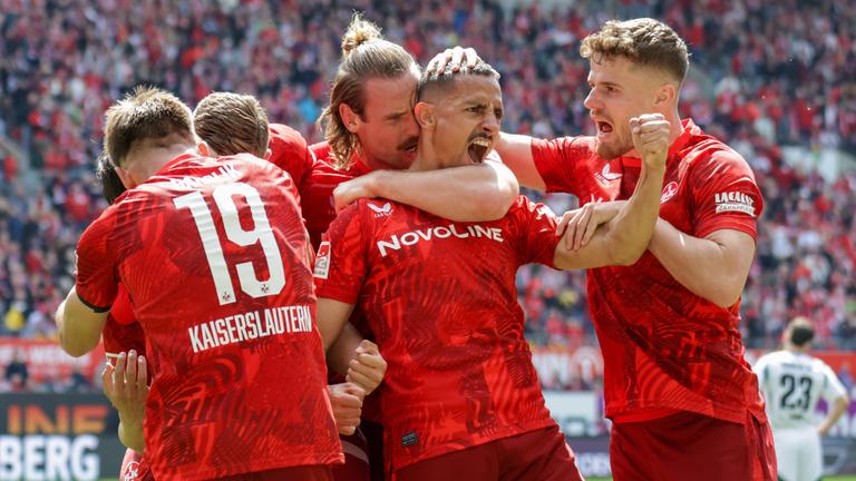 Kaiserslauterns Spieler jubeln zum 1:0 gegen Schalke am 27.04.2025.