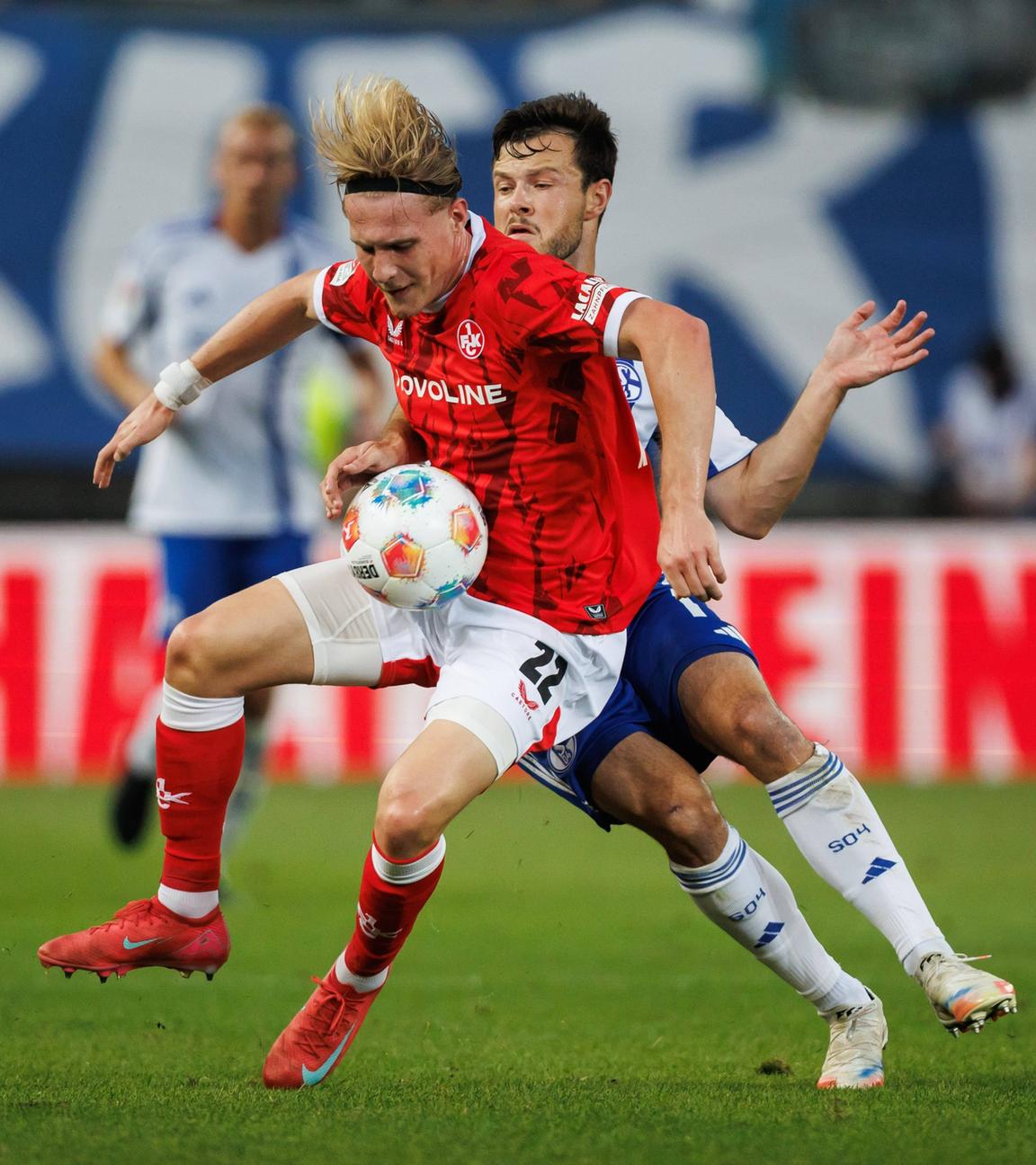 Kaiserslauterns Mika Haas und Schalkes Adrian Gantenbein kämpfen um den Ball.