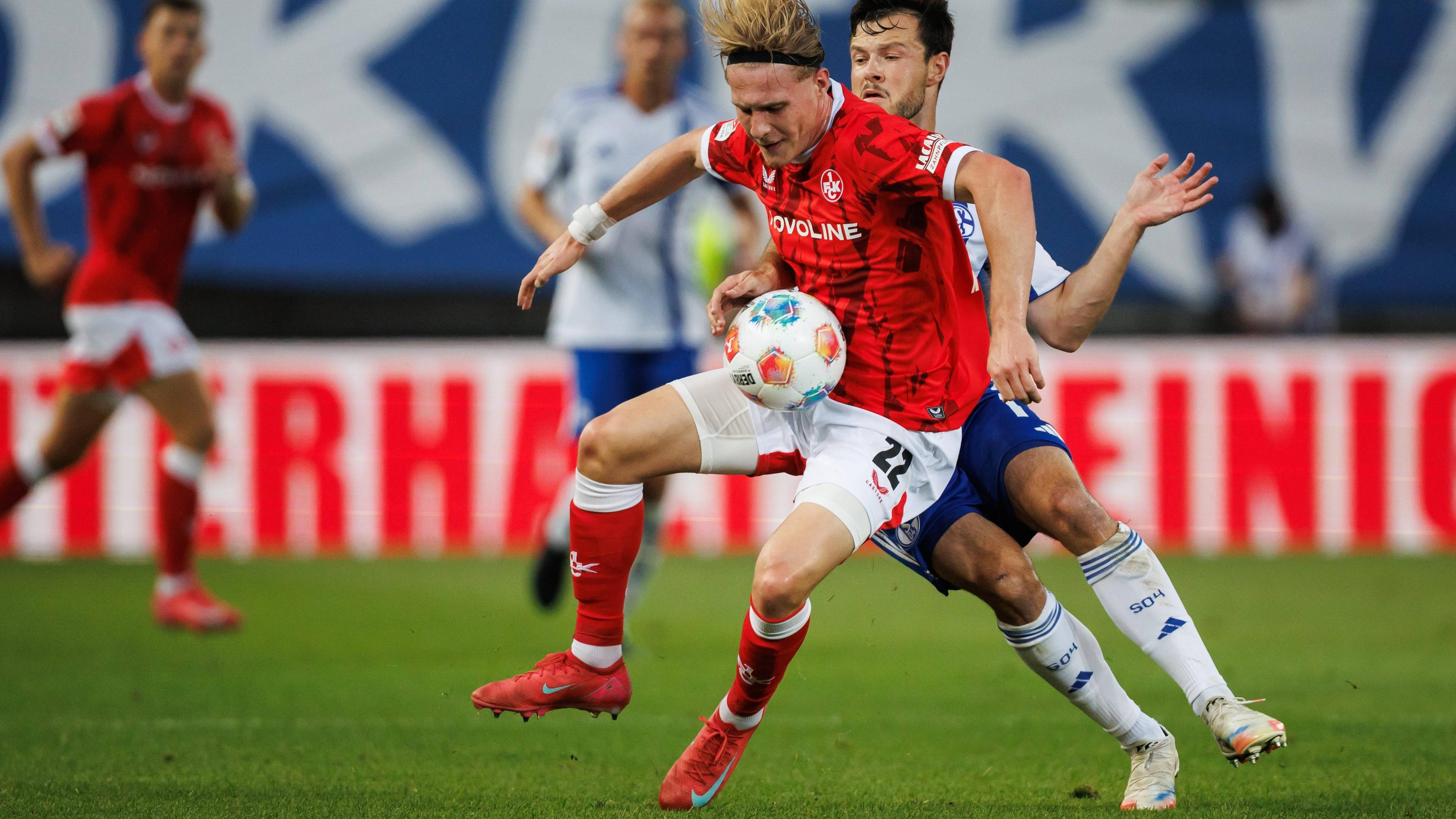 Kaiserslauterns Mika Haas und Schalkes Adrian Gantenbein kämpfen um den Ball.