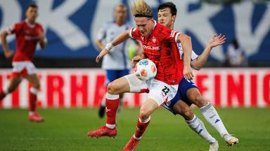 Kaiserslauterns Mika Haas und Schalkes Adrian Gantenbein kämpfen um den Ball.