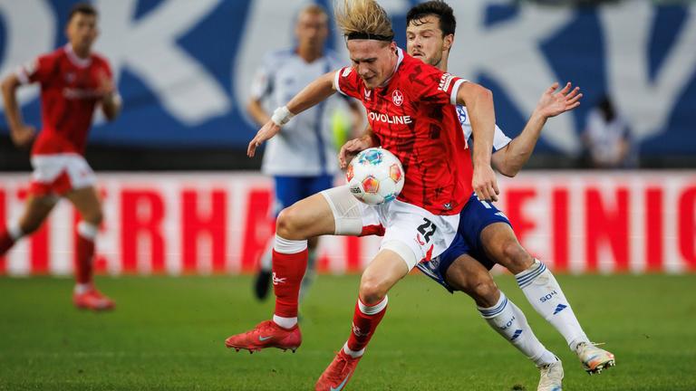 Kaiserslauterns Mika Haas und Schalkes Adrian Gantenbein kämpfen um den Ball.
