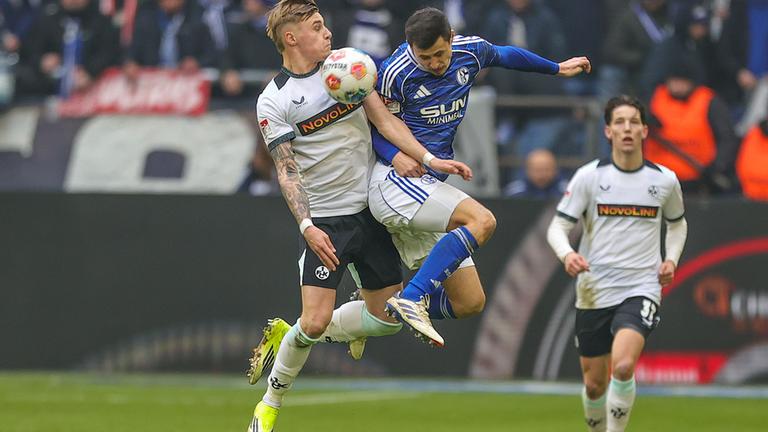 Norman Bassette (1. FC Kaiserslautern) und Ron Schallenberg (FC Schalke 04) kämpfen. 