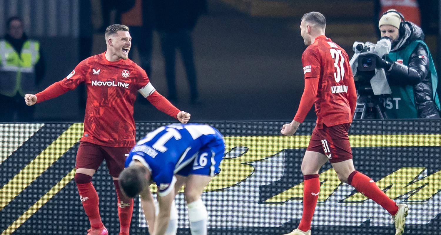 Luca Sirch (r) von FC Kaiserslautern jubelt mit Teamkollegen nach seinem Treffer zum 1:0.
