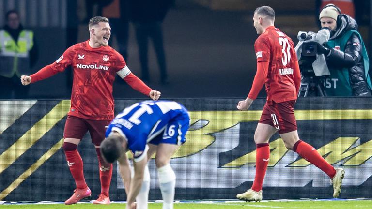 Luca Sirch (r) von FC Kaiserslautern jubelt mit Teamkollegen nach seinem Treffer zum 1:0.
